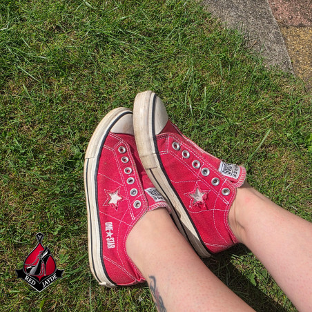 Alte rote Turnschuhe