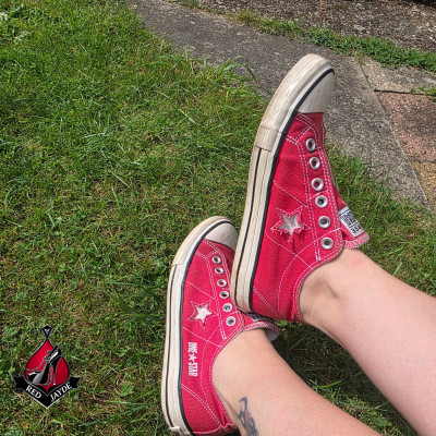 Alte rote Turnschuhe