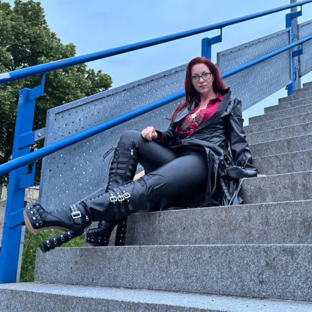 Lederstiefel mit vielen Schnallen